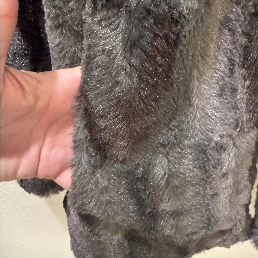 Rare Find! Betsey Johnson Women's Faux Fur Jacket Black/Gray Medium NWT - Picture 3 of 12